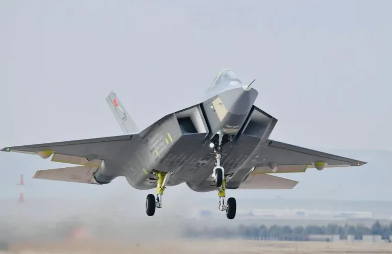 Modeli luftarak i gjeneratës së ardhshme turke të avionëve përfundon me sukses fluturimin e parë