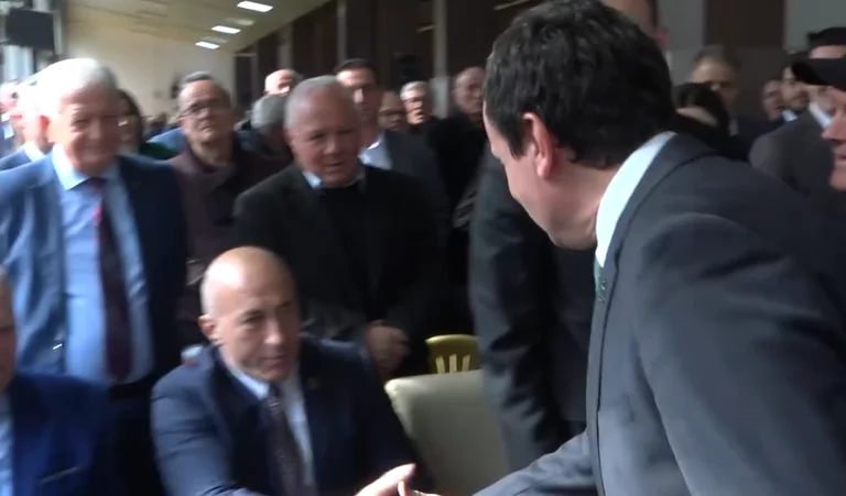 Er steht nicht auf, Bilder, wenn Haradinaj Kurti kalt begrüßt