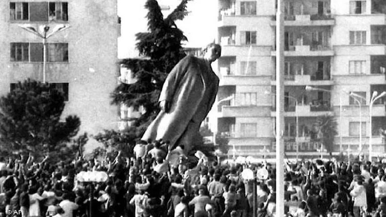 Vor 33 Jahren Enver Hoxha's bust crashed