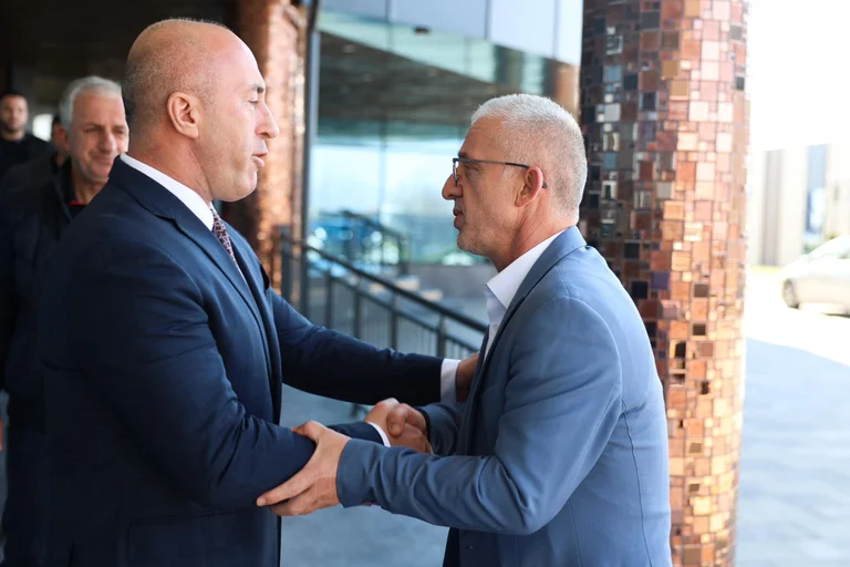 Ramush Haradinaj geht zu Trost Halil Katrati, deren Schwester starb