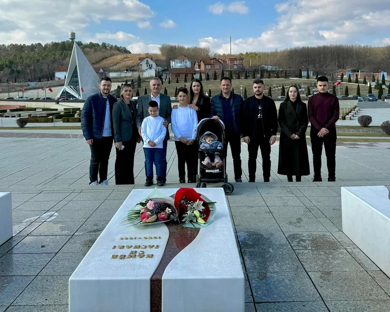 Il compleanno di Hammez Yashhar: Benedizione e Bessarta posto corone vicino alla tomba del Padre