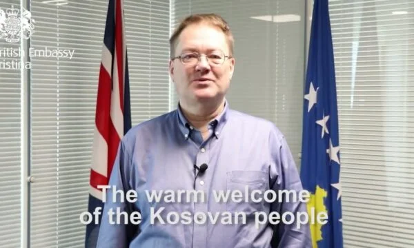 Abbott accueille Kosovars avec une vidéo: Il y a aussi un message pour les dirigeants du Kosovo