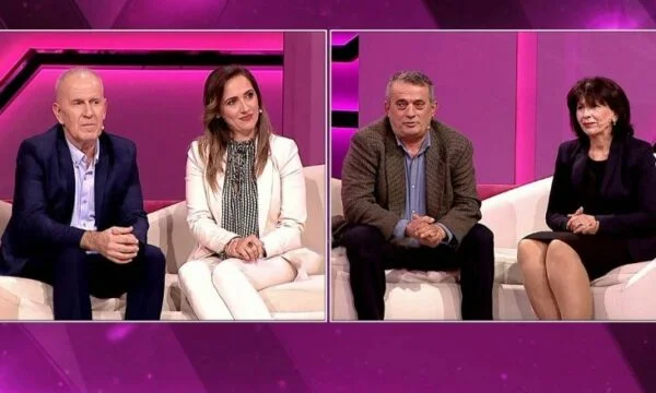 Eccitante: la famiglia kosovara si unisce all'Albania dove sono stati riparati in tempo di guerra