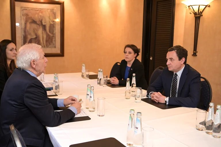 Borrell pas takimeve me Kurtin dhe Vuçiqin: Stabiliteti në rajon, vetëm përmes normalizimit të raporteve Kosovë-Serbi