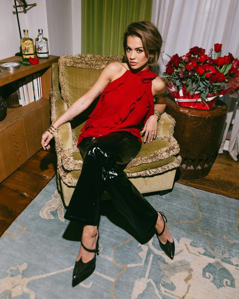 Robe rouge et noire, Rita Ora souhaite le jour de l'indépendance albanaise : Joyeux 17 février