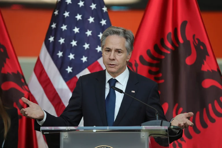 Blinken përmend Dua Lipën: Amerikanët po vallëzojnë gjithë natën me muzikën e saj