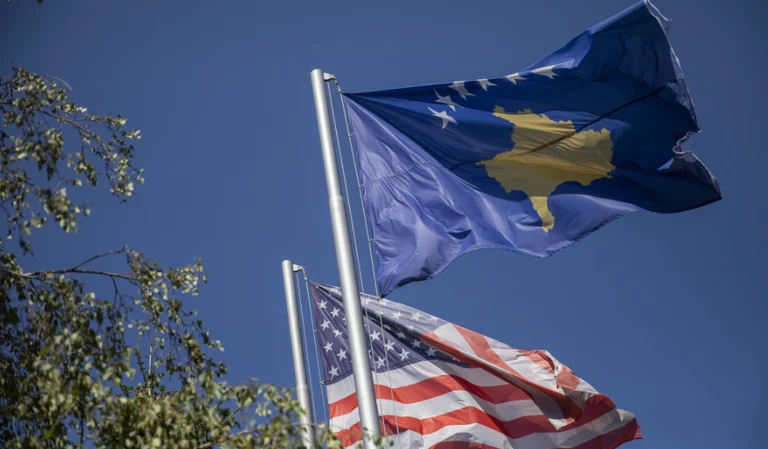 VOA: 16o anniversario dell'indipendenza del Kosovo in mezzo alle tensioni con Washington