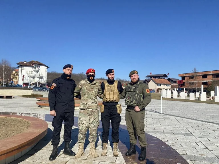 16e anniversaire de l'indépendance : Quatre amis en uniforme militaire de l'UCK, rendent hommage à Prekaz