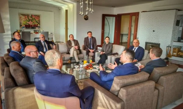 Ambasadorët e QUINT’it i përgjigjen brutalisht qeverisë- i ftojnë në takim OJQ’të serbe për të cilat Bislimi i reagoi Lajçakut