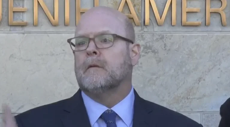 “Jam i frustruar”: Ja si përgjigjet Hovenier nëse mund të ketë sanksione amerikane ndaj Kosovës