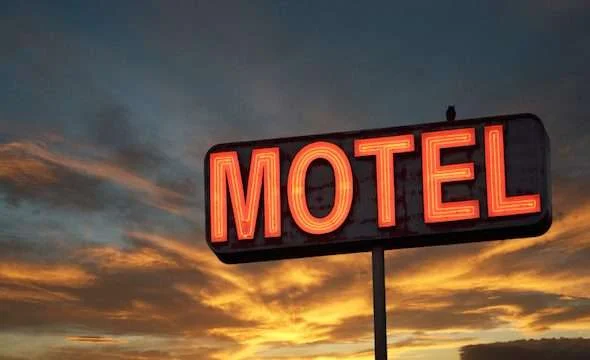 Ngjarje e rëndë: Dhunohet në një motel nga i dashuri, po e mbante me zor në lidhje që 4 vjet