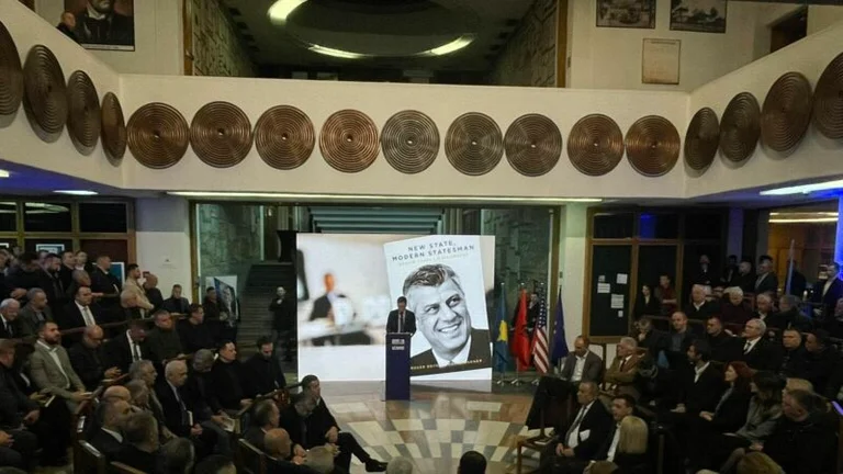 Promovohet vepra biografike për Hashim Thaçin ‘Burrë Shteti Modern’