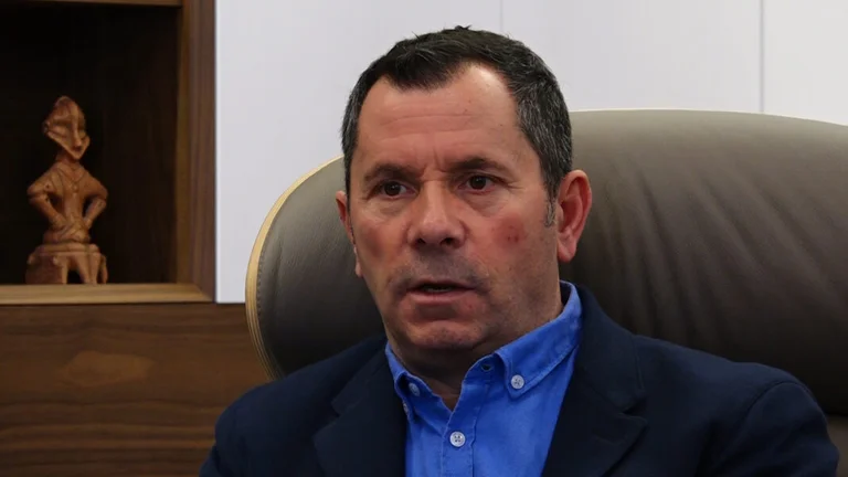 Tomë Gashi eskalon ndaj Ambasadorit Amerikan: Ta p***rrsha dinarin e Serbisë, bone valutë në ShBA