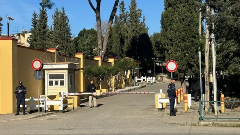 Blinken nis takimet zyrtare në Tiranë mbërrin në Ambasadën e SHBA’së