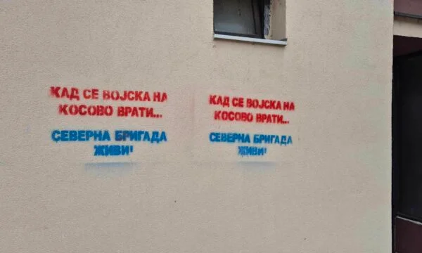 Grafitet dhe fletushkat me thirrje për rezistencë në Veri – Policia kryen bastisje ndalohen dy persona, një në kërkim