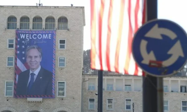 Vizita e Blinken: Tirana mbushet me flamuj amerikanë, banderolë gjigante për ta mirëpritur