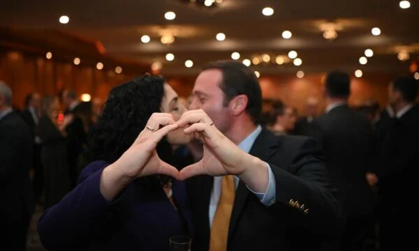 Presidentja Osmani publikon foto me Prindonin për Shën Valentin: Qoftë çdo ditë e mbushur me dashuri dhe të qeshura