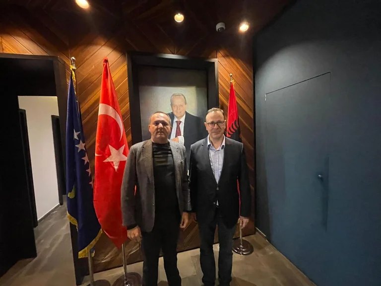 Bashkëpunimi ekonomik në qendër të vizitës së ambasadorit turk në birrarinë Peja