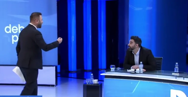 “Trus aty, qekaq”, përplasje e ashpër mes Pandurit dhe Mehmetajt në emision (VIDEO)