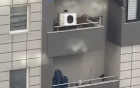 Ndodhë në Prishtinë: Qytetari hedh lavatriçen nga ballkoni i banesës (Video)