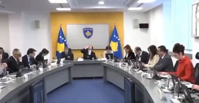 Kurti ‘ia prish pak’ derisa Liburn Aliu flet në mbledhje