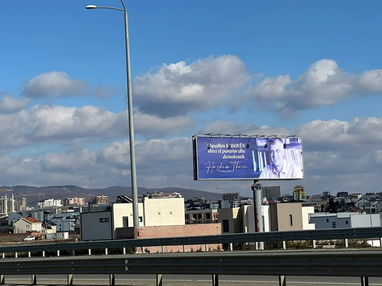 “Shpallim Kosovën shtet të pavarur…”, mbushen rrugët me billborde të Thaçit për 16-vjetorin e pavarësisë