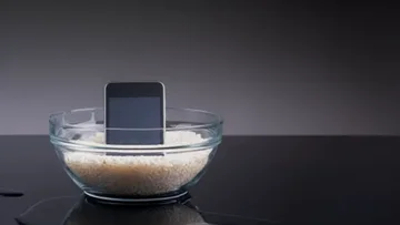 Apple da la advertencia: No pongas iPhone en arroz, es un método para sacar el agua.