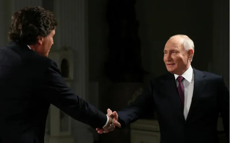 Gazetari kontravers që intervistoi Putinin, nis të lavdëroj Moskën dhe presidentin rus nëpër samite botërore