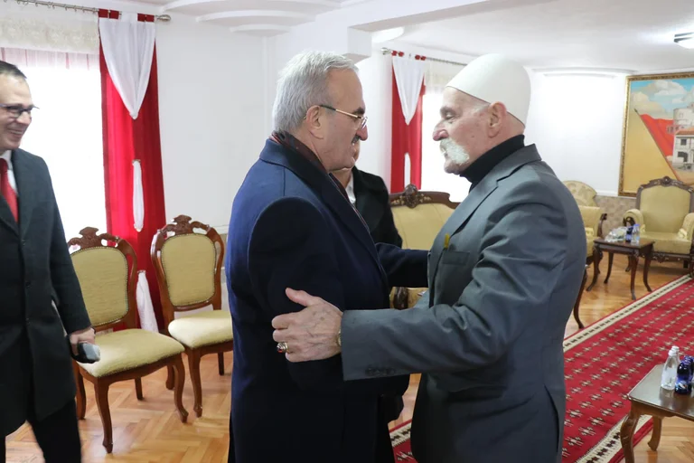 Zëvendësministri i Brendshëm turk bën homazhe në Prekaz dhe takon Rifat Jasharin
