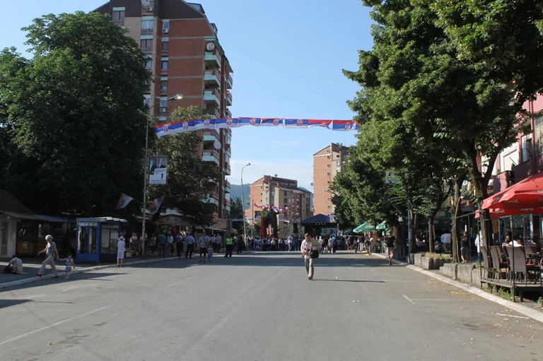 Shkruhen grafite me motive të nxitjes së urrejtjes ndër etnike në Zubin Potok, Leposaviq e Mitrovicë të Veriut