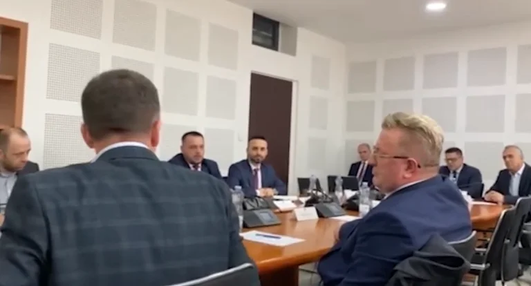 “Nale mikrofonin”, “komunist i tërbuar” – Debat i ashpër mes Bekë Berishës, Hisen Berishës dhe Salih Zybës në Komisionin për Siguri