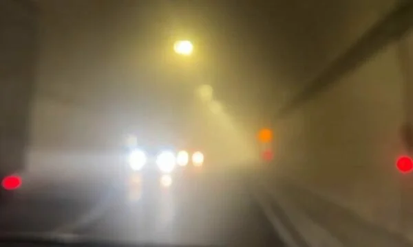 Mot i keq në jug të Shqipërisë, stuhi dhe rënie gurësh në rrugë – mjegulla pushton tunelin