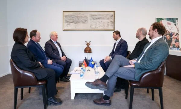 Krasniqi në Bundestag takon deputetin gjerman: Bashkëpunimi ndër-partiak, edhe më i rëndësishëm në këtë vit të zgjedhjeve europiane