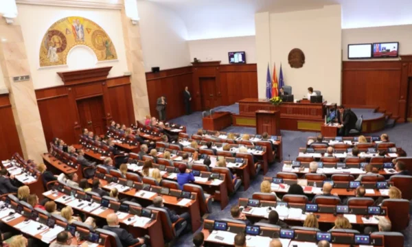 Kuvendi i Maqedonisë së Veriut shkarkon dy ministra të Qeverisë teknike