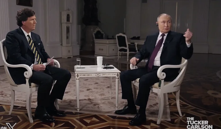 Intervista e Putinit me komentuesin amerikan Carlson kritikohet si propagandë