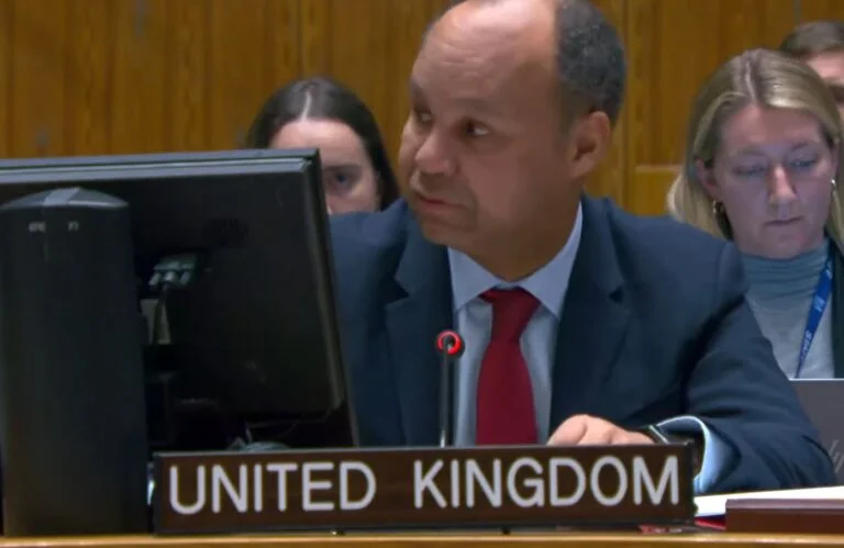 Britania e Madhe: Të bëhet plan që serbët t’i marrin ndihmat deri të gjendet zgjidhja