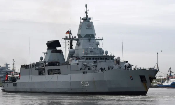 Një anije e marinës gjermane niset për në Detin e Kuq për shkak të sulmeve të mallrave nga Houthi