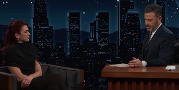 Il a des raisins et des prunes : Jimmy Kimmel avec Love Lips pour les expressions albanaises