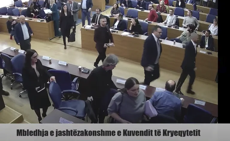 Përparim Rama dhe asambleistët e LDK-së lëshojnë sallën ku po diskutohej për çështjen e këmbimit të pronave