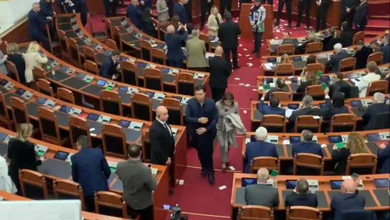 Kuvendi i Shqipërisë rrëzon propozimin e Bashës për t’i dhënë Kosovës 50 milionë euro ndihmë ushtarake
