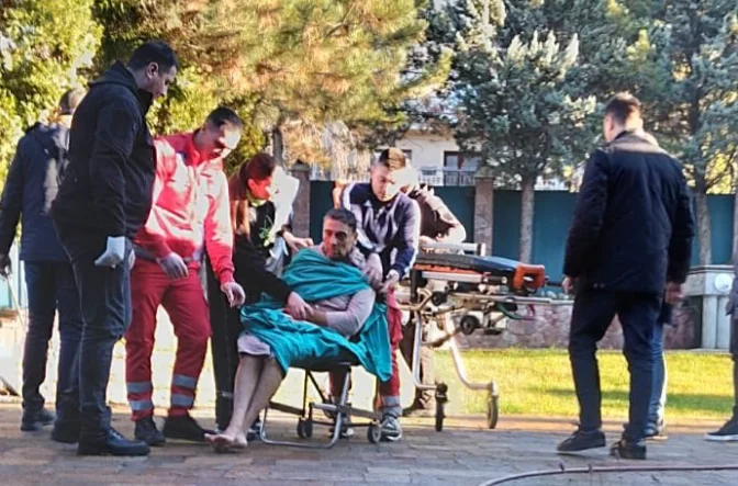Pas rrahjes brutale nga BIA serbe, Sanduloviqit i bastiset banesa