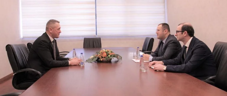 Guvernatori i bankës pas takimit me takimit me Rashiqin: Rregullorja e BQK-së nuk e ndalon këmbimin e cilësdo valutë