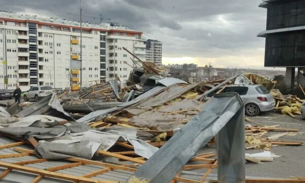 Përmirësohet gjendja e vajzës që i ra çatia e komunës së Prishtinës, pritet të lirohet së shpejti nga spitali