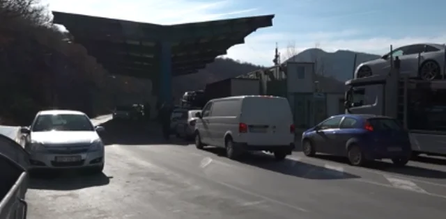 Jarinjë: Një furgon me dinarë nuk lejohet të hyjë në Kosovë