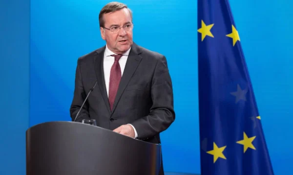 Ministri i Mbrojtjes së Gjermanisë thirrje Kosovës dhe Serbisë të kthehen në dialog