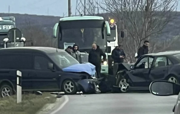 Tre të lënduar nga një aksident në rrugën Gjakovë-Prizren