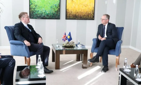 Abbott takon Bislimin: Duhet të ketë një periudhë tranzicioni për çështjen e dinarit