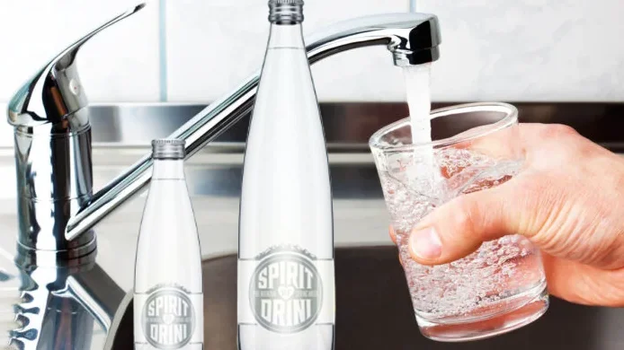 Në vend të ujit mineral i kanë mbushur shishet nga çezmja – Si i mashtroi ‘Spirit of Drini’ investitorët zviceranë?