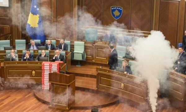 Hedhja e gazit lotsjellës në Kuvend, shtyhet gjykimi ndaj ministrit Sveçla dhe të tjerëve