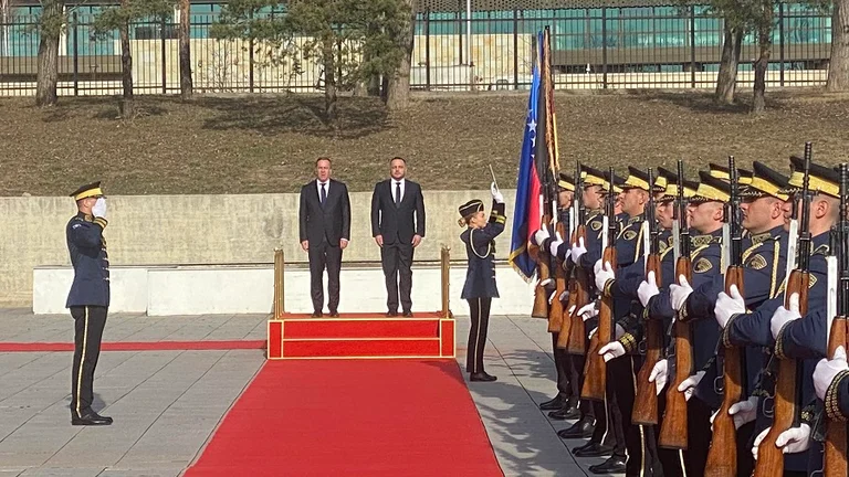 Pistorius pritet me ceremoni zyrtare nga Maqedonci, shkëmbejnë dhurata
